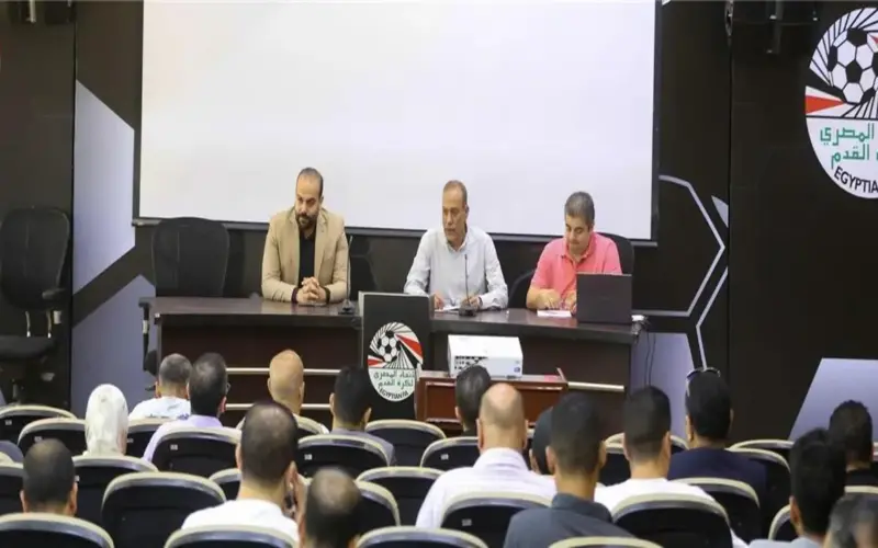 اتحاد الكرة يجتمع مع مندوبي المناطق لمناقشة قواعد انتقالات اللاعبين بالموسم الجديد